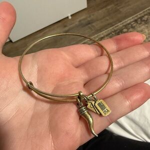 Chic Gold Charm Bracelet with Horm